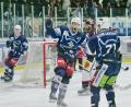 Archivbild: Elke Englmaier
Chad Bassen (Mitte) und Edgars Homjakovs verlassen die Blue Devils Weiden.