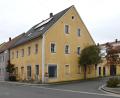 Bild: gf
In das Gebäude an der Ecke B 14/Breite Gasse in Hahnbach soll im Erdgeschoss eine ambulante Tagespflege für Senioren einziehen. Darüber sind Wohnungen geplant.