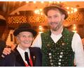 Bild: bö
Therese Thum (links) ist das einzig verbliebene Mitglied der Schmidmühlener Landsmannschaft in München. Klaus Altenbuchner (rechts), der den Heimattag moderierte, lebt in München, stammt aber aus Schmidmühlen.