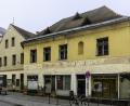 Bild: Hösamer
Die Meierhofer-Häuser an der Friedrich-Ebert-Straße und Neubäckergasse verfallen seit Jahrzehnten. Ein Baugebot der Stadt scheiterte vor Gericht.