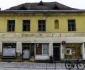 Bild: Hösamer
"Jetzt im Angebot", wie unten rechts im Schaufenster zu lesen, ist im Gebäude Friedrich-Ebert-Straße/Ecke Neubäckergasse in Schwandorf schon lange nichts mehr. Das Anwesen und verfallende Nachbarhäuser waren nun Objekt eines Verwaltungsgerichtsstreits.