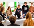Bild: Peter Ringeisen
Thomas Wiesenberg (Mitte) gibt Schülern des Gregor-Mendel-Gymnasiums den Einsatz zu einer Sprechübung beim Workshop des "Theater Poetenpack".