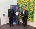 Bild: Polizeiinspektion Tirschenreuth/exb
Erster Polizeihauptkommissar Günther Burkhard (von links) begrüßte das neueste Mitglied der Sicherheitswacht Kai Dämmer. Auch Zweiter Bürgermeister Peter Gold gratulierte.