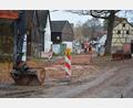 Bild: jr
Aktuell laufen umfangreiche Bauarbeiten in der Klostergasse in Kondrau. Dort werden alte Kanäle ausgewechselt, zugleich wird eine neue Wasserleitung mitverlegt. Ein Teil der Kosten floss auch in die Abwassergebührenkalkulation für die nächsten Jahre ein.