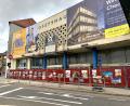 Bild: Gabi Schönberger
Ein roter Bauzaun mit Bildern der Stadt dient künftig als Sichtschutz für das von Taubendreck verunstaltete Weidener Josefshaus.