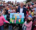 Bild: le
Über 120 Schulkinder gratulieren mit dem gesamten Lehrerkollegium auf dem Rathausplatz Bürgermeister Robert Lindner zum seinem 60. Geburtstag.