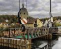 Bild: Hösamer
Der erste Teil der Behelfsbrücke über die Naab von der Schwandorfer Wöhrvorstadt in Richtung Krondorf wird sein Anfang dieser Woche eingehoben und montiert.