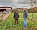 Bild: phs
Reinhard Steinhilber (rechts) begutachtet mit seinem Vater Georg das Gelände an der Störnsteiner Spange, wo die Gärtnerei der Familie auf 3500 Quadratmetern erweitert werden soll.