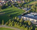 Bild: mür
Die 3600 Quadratmeter große Fläche gegenüber der Firma Horn Glass Industries zwischen der Bergstraße und der Straße „Am Lärchenfeld“ verpachtet die Gemeinde an das Landratsamt, um Container für die Flüchtlingsunterbringung aufstellen zu können.