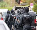 Bild: Bodo Marks /dpa
Einsatzkräfte stehen bei einer Bedrohungslage in Hamburg vor der Stadtteilschule Blankenese.