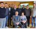 Bild: gi
Rudolf Kappl (vorne, links) feiert 90. Geburtstag. Dazu gratulieren Ehefrau Maria, die vier Enkel, Pfarrer Udo Klösel (Zweiter von rechts), Bürgermeister Bürgermeister Armin Bulenda (Dritter von links) und eine Abordnung der Feuerwehr mit 2. Vorsitzendem Fritz Steinhilber.