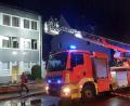 Bild: Kunz
Am Donnerstagabend rückte die Feuerwehr in die Christian-Seltmann-Straße aus. Auch die Drehleiter war im Einsatz.