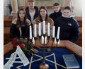 Bild: le
Rosen als Symbol der Erinnerung an die Pogromnacht am 9. November 1938 legen Schüler der Neustädter Lobkowitz-Realschule in der Flosser Synagoge am Almemor nieder.