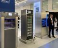 Bild: MMM/exb
Thomas Denner erklärt den Besuchern die neuen Geräte zur Reinigung, Desinfektion und Lagerung von Endoskopen.