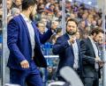 Archivbild: Tobias Neubert
Der gesperrte Trainer Sebastian Buchwieser (Mitte) wird beim Gastspiel der Blue Devils Weiden am Freitag von seinem Co-Trainer Martin Mazanec (links) vertreten.