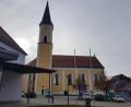 Bild: gi
Wegen der Innenrenovierung ist die Pfarrkirche Moosbach derzeit geschlossen.