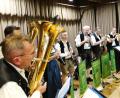 Bild: mab
Die 15 Musikanten der Musikkapelle begeistern zusammen mit Dirigenten Stefan Karl (vorne Mitte) ihr Publikum mit ausgewählten Stücken.