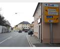 Bild: pz
Ein großer Wegweiser an der Egerer Straße in Waldsassen steht an der neu gestrichenen Fassade des Gasthauses „Zum 
Peterbauer“, das zweite, annähernd gleiche Schild weiter hinten vor der Ampelkreuzung.