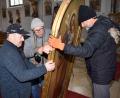 Bild: Thomas Sporrer
Nach der Anlieferung packten Mitglieder der Kirchenverwaltung und weitere Helfer mit an, um die Bilder fachgerecht in die Altäre einzubauen. Im Bild: (von links) Kirchenpfleger Gerhard Hecht, Adalbert Sporrer und Wolfram Strehl.