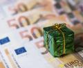 Symbolbild: Monika Skolimowska/dpa
Weihnachtsgeld ist eine willkommene Sonderzahlung vor dem Fest. Doch einen gesetzlichen Anspruch darauf gibt es nicht.