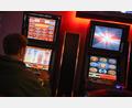 Symbolbild: Britta Pedersen/dpa
Die Polizei in Schwandorf erwischt zwei Männer, die jeweils zwei Spielautomaten gleichzeitig bedienten.