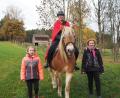 Bild: bl
Flankiert von Leonie (links) und Marie Bauer führt Carolin Rosenmüller seit drei Jahren als Sankt Martin den Umzug des Kindergartens in Pertolzhofen an und lässt dabei die Vorsicht nie außer Acht. .