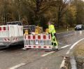 Bild: dob
Kaum tragen die Männer die Absperrbaken weg, rollen schon die ersten Fahrzeuge auf dem sanierten Streckenabschnitt zwischen Waldau und Zeßmannsrieth.