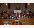 Bild: bk
Im Altarraum der Kirche beten und singen die Kinder.
