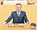 Bild: Bildarchiv Bayerischer Landtag, Foto Rolf Poss
Tobias Reiß am Rednerpult im Landtag: Künftig wird er als Landtagsvizepräsident öfter auch oberhalb des Rednerpults sitzen und die Sitzungen mit leiten.