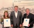 Bild: jp
Bürgermeister Stefan Braun (Mitte) händigt den neuen Kastler Ortsheimatpflegern Sabine Palesch und Wolfgang Herdegen die Ernennungsurkunden aus.