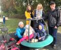 Bild: Mariella Kramer/exb
Heilpädagogin Theresa Ruppert (vorne, links) war mit Kindern aus der Schulvorbereitenden Einrichtung gekommen, um das neue Karussell zu testen. Nadine Gräml (Stadt), Michaela Winklmeier (Lebenshilfe) und Bernhard Frank (Stadt/hinten von links) schauten zu.