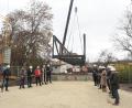 Bild: kek
Die Behelfsbrücke über den Flembach, die für eine geeignete Zufahrt für die Baumaschinen zum Kloster gedacht ist, wurde am Freitag, 10. November, eingehoben. Damit kann auch die Generalsanierung des Klostergebäudes beginnen.