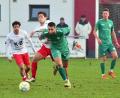 Bild: dme
Der Gebenbacher Emir Terakaj (grünes Trikot) setzt sich kraftvoll durch: Die DJK Gebenbach landete beim ASV Cham einen verdienten 2:1-Auswärtssieg.