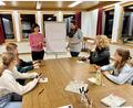 Bild: nza
Vier Jugendliche haben sich gemeldet und wollen als Medientutoren ihr Wissen an ihre Mitmenschen weitergeben. Mit im Bild ist Heike Kunte (stehend, rechts) vom Lions-Club Tirschenreuth, der das Projekt mit einer finanziellen Spende unterstützt.