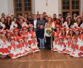 Bild: bö
Mit einem kräftigen Oho und der Schlüsselübergabe hat in Schmidmühlen am 11.11. die fünfte Jahreszeit begonnen. Es regieren bis zum Aschermittwoch ihre Lieblichkeit Jessica I. und Prinz Philipp I., Unterstützt werden sie vom Kinderprinzenpaar Sophia I. und Dominik I.