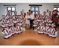 Bild: bö
Die beiden Hohenburger Fledermausgarden sind mittlerweile auf 21 Mädels angewachsen. Zusammen mit Hofnarr Johann Wolfsteiner (rechts) und dem Prinzenpaar Lena II: und Niklas I. feiern sie den Fasching. Ehe sich Bürgermeister Florian Junkes (hinten, mit Zylinder) versieht, werden ihm der Rathausschlüssel und das Hohenburger Schatzkistl abgenommen.