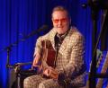 Bild: Lowak
Stefan Stoppok ist einfach gut drauf. Ein paar Gitarren und seine Stimme – mehr braucht er nicht, um dem Publikum am Schafferhof einen wunderbaren Abend zu bereiten.