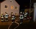 Bild: dob
Rund 35 Feuerwehrkräfte sind am Freitagabend in Waldthurn vor Ort. Aus einem Wohnhaus dringt starker Rauch.