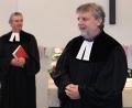 Bild: Hirsch
Pfarrer Stefan Drechsler (rechts) freut sich auf seine neue Aufgabe in der evangelisch-lutherischen Gemeinde Schwandorf. Stellvertretender Dekan Andreas Utzat (links) führte ihn am Sonntag in sein neues Amt ein.