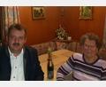 Bild: Stadt Schönsee/exb
Bürgermeister Reinhard Kreuzer gratuliert Anna Lerner in Dietersdorf zum Geburtstag.