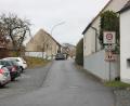 Bild: bjp
Ein neues Gesicht soll die westliche Baumgartenstraße erhalten: Die Fahrbahn wird granitgepflastert und ein gesonderter Gehweg gebaut. Der Behelfsparkplatz (links) soll in einen "Ruheplatz" mit Begrünung und Brunnen verwandelt werden.