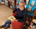 Bild: Andreas Ascherl
Achim Hüttner, der Vorsitzende der IG Menschengerechte Stadt mit dem inzwischen sechsten Künstlerkalender, den die IG herausgegeben hat, in der Buchhandlung Mayr.