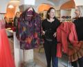 Bild: Gabi Schönberger
Annette Kamm und Ulrike Küblbeck vom Weidener Serviceclub Inner Wheel präsentieren in den Wochen vor Weihnachten gut erhaltende Marken- und Designerkleidung in einem Pop-up-Store am Unteren Markt. Die Sachen werden für den guten Zweck verkauft.