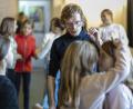 Bild: Daniel Werner, Landestheater Oberpfalz
Manuel Knoll in seinem Element: In den Theaterkursen lernen die Kids die Grundlagen des Schauspiels: Körper- und Sprachgefühl, Rhythmik, Improvisation, Timing und vieles mehr.