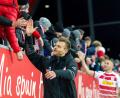 Bild: Sascha Janne
Benedikt Saller und die Fans klatschen nach dem 2:0-Sieg gegen den SSV Ulm ab. Der Jahn ist seit acht Spielen ohne Punktverlust.
