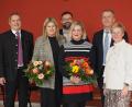Bild: kek
Bürgermeister Joachim Neuß, Konrektorin Sandra Weber, Elternbeiratsvorsitzender Michael Lehner (von links) sowie die Personalratsvorsitzende am Schulamt Amberg-Sulzbach, Michaela Bergmann und Schulamtsdirektor Gerald Haas (von rechts) führten Stefanie Lutye Küst (Vierte von links) in ihr neues Amt als Schulleiterin der Grundschule Auerbach ein.