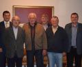 Bild: bnr
Die Gemeinde Trausnitz zeichnete Hans Köppl (Mitte), Georg Blöth (Zweiter von links) und Richard Braun (Zweiter von rechts) für ihre herausragenden Verdienste mit der Verdienstmedaille der Gemeinde Trausnitz aus. Bürgermeister Martin Schwandner (links) und seine beiden Stellvertreter Josef Prechtl (Dritter von rechts) und Markus Lehner (rechts) nahmen die Ehrung vor.
