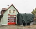 Bild: njn
Mit viel Eigenleistung erweitert die Feuerwehr Wetzldorf ihr Feuerwehrhaus um einen weiteren Stellplatz. Nach dem Spatenstich im September steht der Anbau bereits und ist verputzt. Fertiggestellt wird der Anbau im kommenden Jahr.