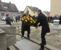 Bild: bey
Bürgermeister Ernst Lenk und Oberstleutnant a.D. Thomas Lewerenz, Vorsitzender der Soldaten- und Reservistenkameradschaft Schirmitz, legen am Kriegerdenkmal zu Ehren der Toten aus Kriegen, Terror und Gewaltherrschaften einen Kranz nieder.