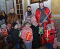 Bild: dob
"Leuchte mein Laternchen" singen die Kinder beim Rundgang in der katholischen Stadtpfarrkirche.